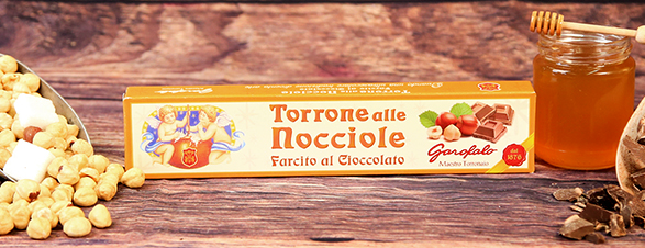 Torrone alle Nocciole Tradizionale ai lati, al Centro Venatura di Cioccolato