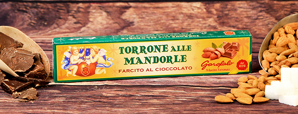 Torrone alle Mandorle tradizionale ai lati, al centro venatura di Cioccolato